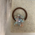 Detalle de una goma elástica para el pelo con colgante de oso jaspeado y cristal de corazón - Oso Azul