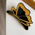 Détail macro d'une pince à cheveux papillon en acétate avec motifs jaunes et noirs - Papillon Orange Noir