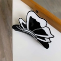 Vue détaillée d'une pince à cheveux papillon en acrylique noir et blanc avec des strass - Papillon Noir et Blanc