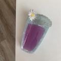 Dettaglio della pinza per capelli a cocktail con succo viola e margherita bianca - Stile Bevanda Girasole Viola