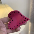 Pinza per capelli a cuore rosa con dettagli neri e scritta France Handmade oro - Pinza per Capelli a Forma di Cuore Rosa con Strass
