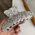 Schicke Acetat-Haarklammer mit schwarzen Dalmatiner-Punkten und Strass-Bären-Akzent - Weiß Bär Haarkralle