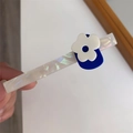 Detail einer minimalistischen perlweißen Haarklammer mit kleiner blau-weißer Blumendekoration - Blau Blumen Haarklammer