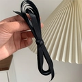 Nahaufnahme einer schwarzen Satin-Haarspange mit minimalistischem französischem Schleifendesign - Schleife Federklammer / Schwarz