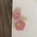 Détail de barrettes à fleurs en acrylique rose avec base en résine effet marbre crème - Rose