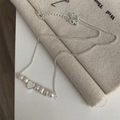 Dettaglio macro del ciondolo a cuore in argento con perle d'acqua dolce e moschettone - Stile Perla a Cuore Argento