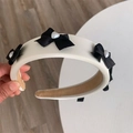 Cerchietto imbottito color crema con fiocchi di nastro nero e perle a forma di cuore - Bianco