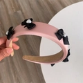 Cerchietto in raso rosa con fiocchi neri e accenti di perle a cuore per donna - Rosa