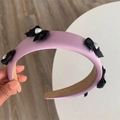 Cerchietto imbottito in raso lavanda con fiocchi neri e dettagli in perle a cuore - Viola