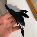 Détail de la pince à cheveux baleine en acétate avec texture marbrée noire et blanche - Style Baleine Noire