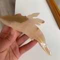 Détail de la pince à cheveux baleine avec texture marbre beige et touches dorées - Style Baleine Beige