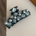 Haarklammer mit blau-schwarzem Karomuster aus Acetat und eleganten weißen Perlen - Rechteckige Klammer