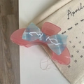 Dettaglio della pinza per capelli in acetato rosa con fiocco a scacchi blu su fondo bianco - Stile Fiocco Base Rosa