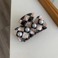 Haarklammer mit Schachbrettmuster in Schwarz und Champagner und eleganten Perlen - Blumenförmige Braune Perlen-haarspange (ca. 7 Cm Lang 35 Cm Breit Gewicht Ca. 23 G)