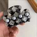 Checkerboard acetate hair claw clip with four pearl accents in black and white finish - Flower Shaped Checkerboard Artificial Pearl Hair Claw (D1-008) / 7cm x 3.5cm / Gray