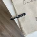 Detalle de la pinza de pelo retorcida de acetato con patrón de carey en blanco y negro - Gris Negro