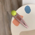 Detail van roze haarclip met limoengroene bal op een abstract keramisch bordje - Groen Bal En Roze Paars Clip