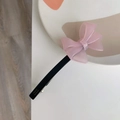 Détail d'une pince à cheveux nœud en acétate rose avec lettrage doré France Handmade - Rose