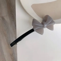 Vue détaillée de la pince à cheveux en acétate avec le sceau doré France Handmade - Gris