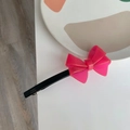 Détail d'une pince à cheveux à nœud rose avec texte doré France Handmade sur la base - Rouge