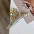 Detail van acetaat haarklem in groen en beige met gouden France Handmade letters erop - Blauw met patroon