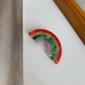 Gedetailleerde macro-opname van de regenboog haarklem met marmertextuur en levendige kleuren - Regenboog Zijclip