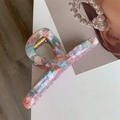 Detailweergave van acetaat haarklem met marmeren textuur en tekst France Handmade - Roze Getextureerd