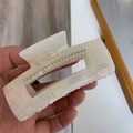 Détail de la pince à cheveux en acétate marbré avec strass et texte France Handmade - 10cm x 4,5cm / Émail blanc