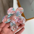 Dettaglio della molletta per capelli a fiore in acetato marmorizzato rosa e verde - Azzurro