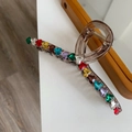 Detail einer großen Haarspange aus Rauchharz mit bunten herzförmigen Strasssteinen - Großer Flacher Stil