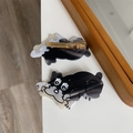 Detail von zwei Schnauzer-Haarspangen aus Acetat mit sicheren goldenen Krokodilklemmen - Schnauzer
