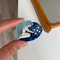 Détail de la pince à cheveux crabe motif vague de mer bleue en acétate artistique - Barrette Fille Étoilée / 4.5cm x 3.3cm