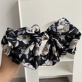 Pinza para el pelo con lazo grande y estampado floral negro y blanco de tela suave - Clips de resorte / Negro