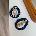Détail d'une pince à cheveux en acétate bleu avec motif sirène doré et étoiles - Barrette Fille de l'Espace / 4.5cm x 3.3cm