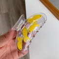 Detalle de la pinza de pelo transparente con pequeños peces de colores amarillos y pedrería - Pinza de Pecera Amarilla