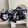 Detalle de pinza para el pelo con lazo floral azul marino en tejido de gasa ligera - Clips de resorte / Azul marino
