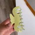 Minimalistische lichtgroene acetaat haarklem voor dames met handgemaakte belettering - Tulpenvorm / Geel & Groen Gestikt