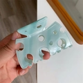 Dettaglio del fermaglio per capelli in resina verde menta con design traforato e perlato - L 7,8cm x L 4,5cm / Blu