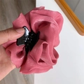 Détail d'une pince à cheveux fleur en satin rose montrant les pétales faits à la main - Pince à Cheveux Rose Rouge