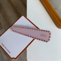 Barrette géométrique en acétate rose avec strass et lettrage France Handmade doré - Rose
