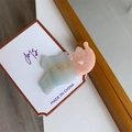 Dettaglio di due fermagli per capelli a forma di gatto in resina marmorizzata rosa - Clip a Becco d'Anatra Blu e Rosa