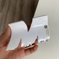 Pinza per capelli bianca in acetato a forma di M con cristallo e scritte dorate fatte a mano - Bianco Puro