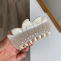 Detail der cremefarbenen Haarklammer aus Acetat mit eleganten Perlenreihen auf Blattform - Beige Lotos Haarkralle
