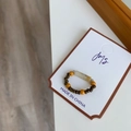 Vue détaillée d'une bague artisanale en perles de pierre naturelle sur carte blanche - Marron+Beige+Pierre Cylindrique