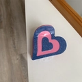 Detailweergave van hartvormige haarklem met blauwe denim textuur en roze gelaagdheid - Hart Haarklem