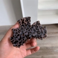 Detalle de pinza para el pelo grande de acetato con patrones de estrellas y tono violeta - Estilo de Textura de Lunares