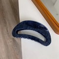 Λεπτομέρεια από κλιπ μαλλιών σε σκούρο μπλε denim μοτίβο με σχέδιο μισοφέγγαρο - Ημισέληνος