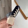 Detail van creatieve schoenvormige acetaat haarklem met chic zwart en beige kleurblokkering - Beige Zwart Klem