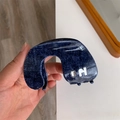 Λεπτομέρεια από κλάμερ μαλλιών με σχέδιο denim, ασημένιο λογότυπο Η και στρας - Τοξωτό σχήμα
