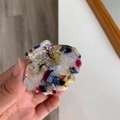 Gros plan d'une pince à cheveux coquillage colorée avec motifs marbre et strass brillants - Rétro Floral Strass